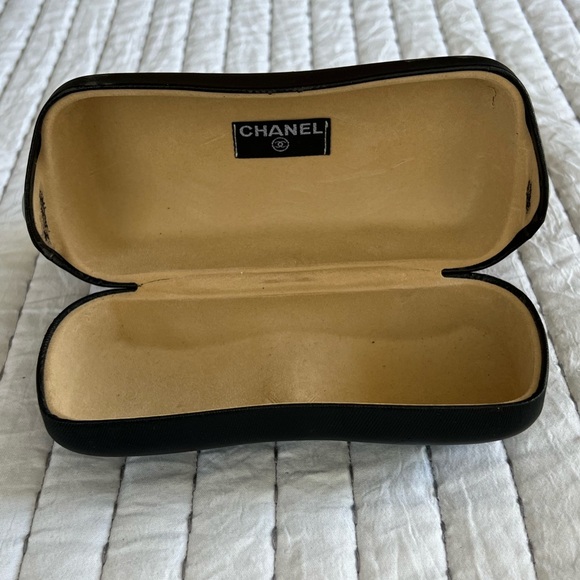 CHANEL Brown with Gold CC Logo Sunglasses. - Picture 11 of 12